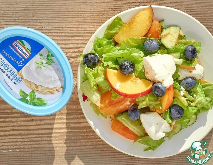 Рецепт: Салат с нектаринами, абрикосами и творожным сыром
