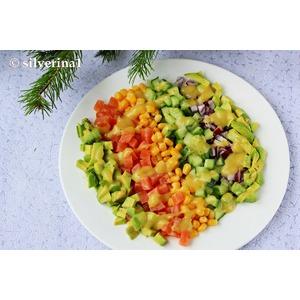 Салат с лососем и овощами