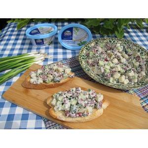 Салат с фасолью, яблоком и огурцами