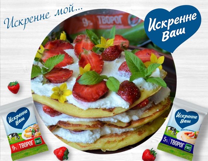 Рецепт: Блинный торт с творогом и клубникой