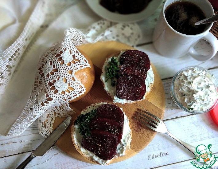 Рецепт: Бутерброды с пряной свёклой и творогом