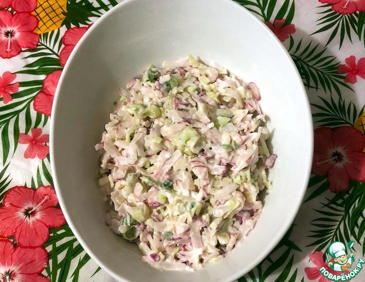 Рецепт: Салат с капустой, редисом и моцареллой