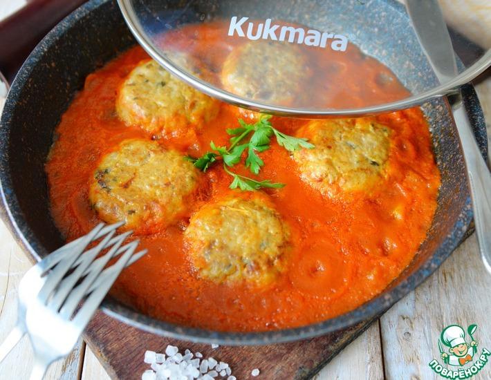 Рецепт: Рыбные котлеты в винно-томатном соусе