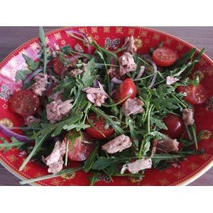 Лёгкий салат из рукколлы и тунца
