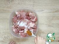 Тушенка из свинины в кастрюле ингредиенты
