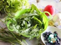 Зелёный салат с индейкой и жимолостью ингредиенты