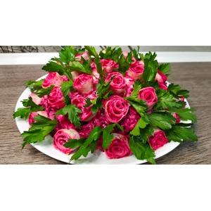 Яркий салат Букет роз с рисовыми блинчиками