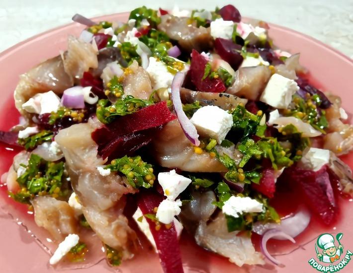 Рецепт: Салат с фетой, свеклой и скумбрией