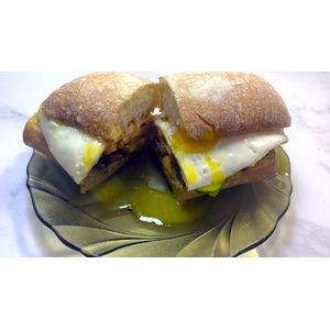 Сэндвич с жареным яйцом в чиабатте