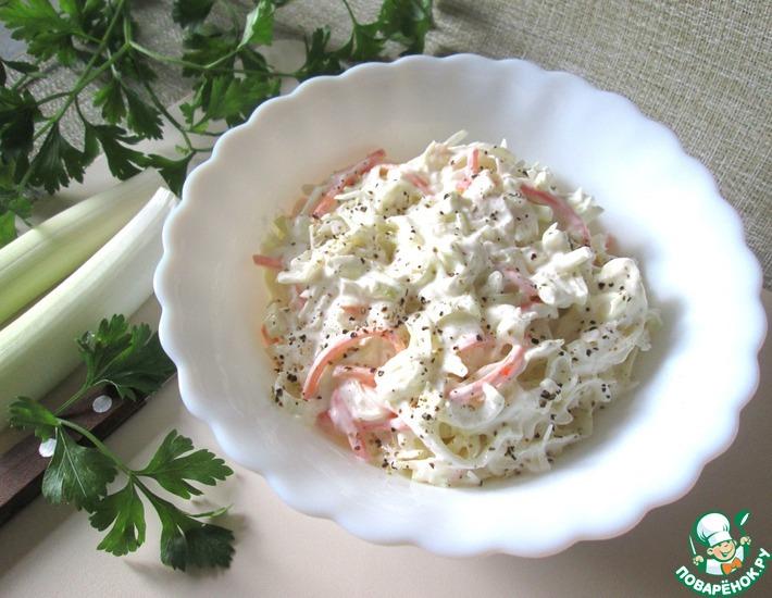 Рецепт: Салат из квашеной капусты и лука-порея