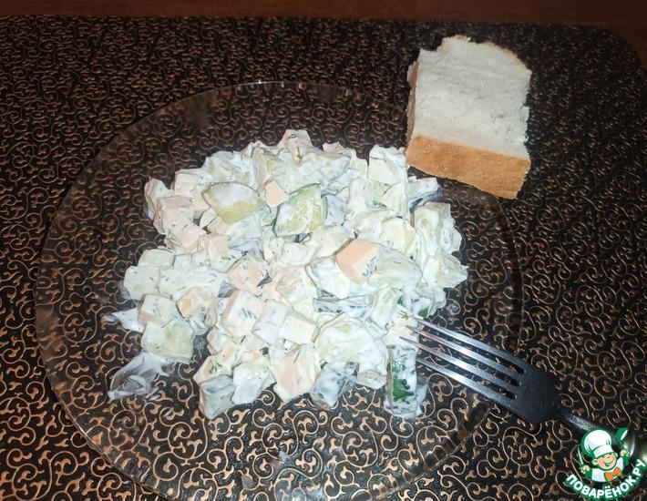 Рецепт: Нежный салат с огурцом и яблоком