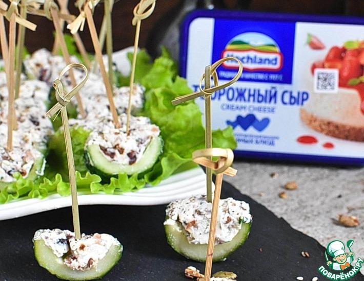 Рецепт: Закуска с сыром в огурцах