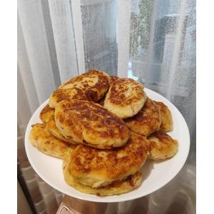 Картофельные котлеты с жареным луком и ветчиной