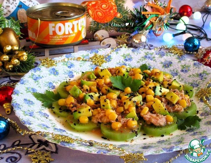 Рецепт: Новогодний салат Тунец и киви