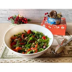 Салат с рукколой, тунцом и овощами