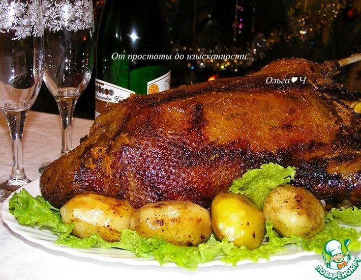 Рецепт: Рождественский гусь с фруктами и картофелем
