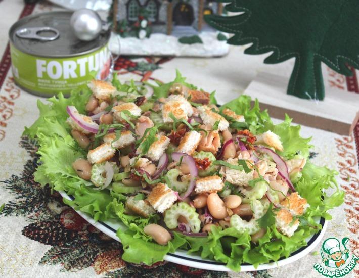 Рецепт: Овощной салат с тунцом и сухариками