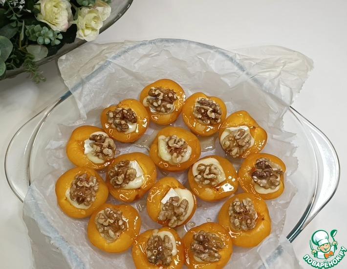 Рецепт: Запеченные абрикосы с сыром бри, орехами