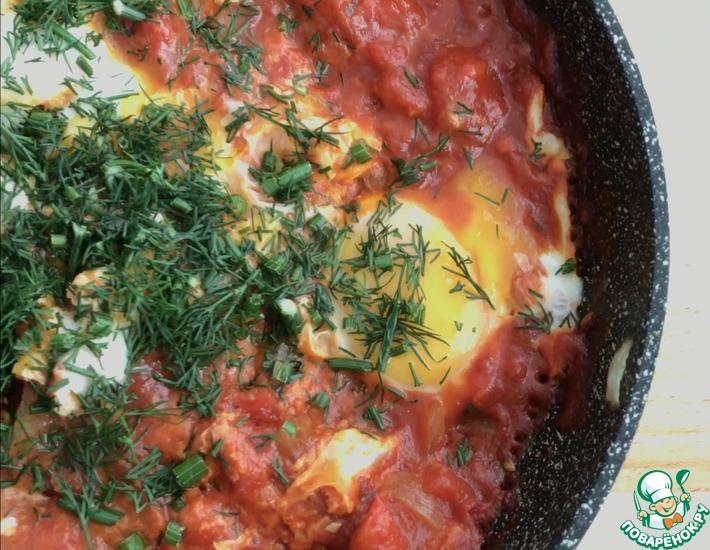 Рецепт: Яичница с томатной пастой и помидорами