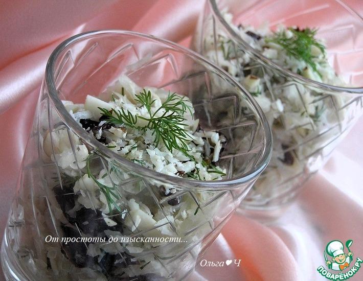 Рецепт: Салат из квашеной капусты с черносливом