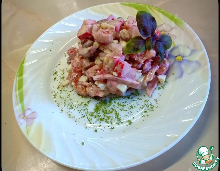 Рецепт: Салат с фасолью, помидорами, копченой колбасой
