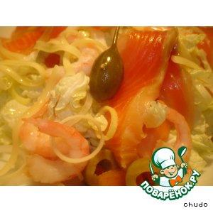 Рецепт: Салат из пекинской капусты с лососем и креветками
