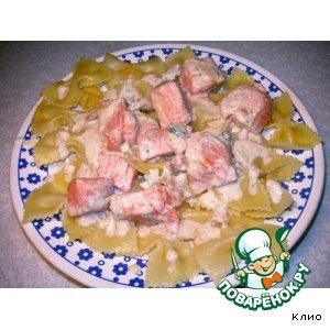Рецепт: Фарфалле (бантики) с семгой под сырным соусом