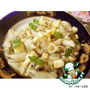 Рецепт: Феттучини под сливочным соусом с грибами и кабачками