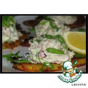 Рецепт: Салат из кальмара с курицей на картофельном облаке