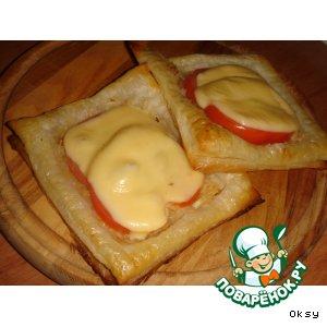 Рецепт: Слойки с сыром и помидорами