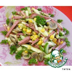 Рецепт: Салат с копченым языком, грибами, огурцом