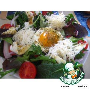 Рецепт: Зеленый салат с глазуньей
