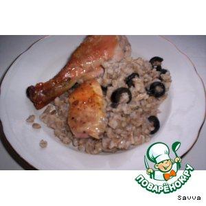 Рецепт: Курица, фаршированная перловой кашей и маслинами