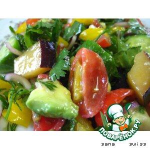 Рецепт: Овощной салат со сливами и авокадо