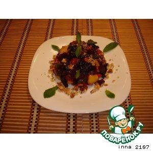 Рецепт: Салат из свеклы с черносливом и яблоками