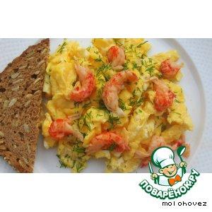 Рецепт: Яичница-болтунья с креветками на завтрак