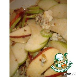 Салат с яблоком, сельдереем и рокфором