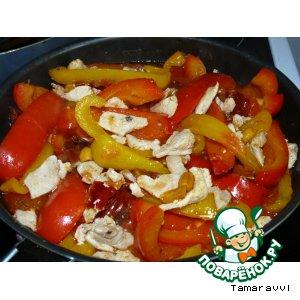 Рецепт: Сладкий перец с куриным филе и острой приправой с арахисом