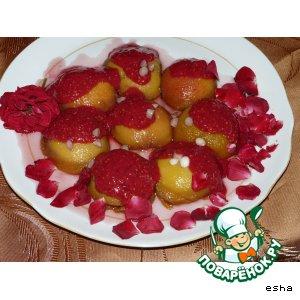 Рецепт: Персики в лепестках роз