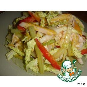 Рецепт: Салат из копченой курицы с савойской капустой