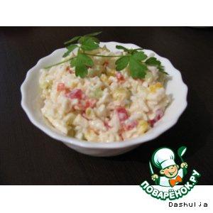 Рецепт: Салат овощной с рисом и крабовыми палочками