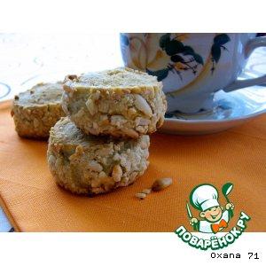 Рецепт: Печенье из сыра Горгонцола и кедровых орешков