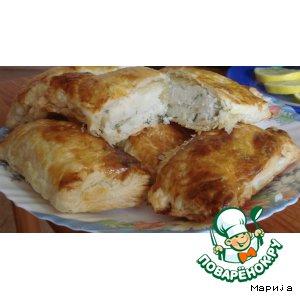 Рецепт: Пирожки из слоеного теста с картофелем, зеленью и луком