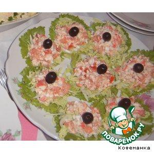 Рецепт: Салат из крабового мяса на овощной подушке