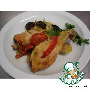 Рецепт: Куриные окорочка с овощами и черносливом