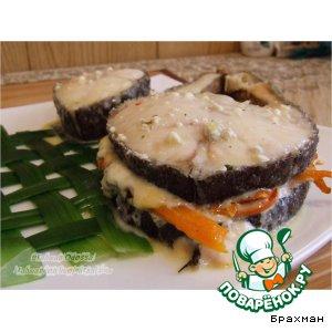 Рецепт: Масляная рыба под сырным соусом на луковой циновке
