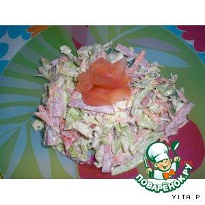 Рецепт: Салат весенний с копчeной колбасой