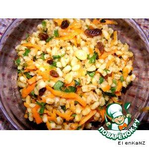 Рецепт: Теплый пикантный салат из перловки с морковью, изюмом и финиками