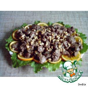 Рецепт: Теплый салат из куриной печени с орехами и апельсинами