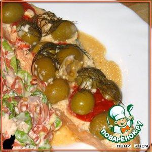Рецепт: Лосось, запеченный с помидорами и оливками